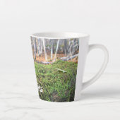 Gevallen boom in Herfstmos - Klein gepersonaliseer Latte Mok (Rechts)