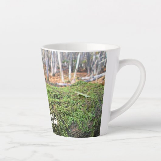 Gevallen boom in Herfstmos - Klein gepersonaliseer Latte Mok (Rechts)