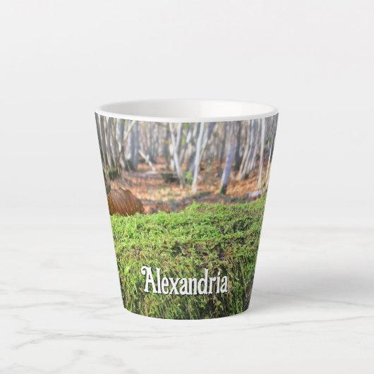 Gevallen boom in Herfstmos - Klein gepersonaliseer Latte Mok (Voorkant)