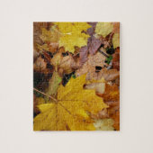 Gevallen esdoornbladeren geel herfst natuur legpuzzel (Verticaal)