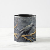 Gevangen raaf in bas reliëf op leisteen muur mok (Midden)