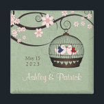 Gevangenen van Liefde Trouwmagneet Magneet<br><div class="desc">Romantische vogels in liefde kussen in een kooi op aangepaste bruiloft gunst magneet. Ze zijn gevangenen van liefde. Voor altijd verliefd, voor altijd samen. Een mooie en romantische Custom Wedding Favor voor uw droombruiloft! Uw bruiloft gasten zullen genieten van deze romantische, artistieke, chique, stijlvolle gepersonaliseerde bruiloft magneet cadeau. Ik hou...</div>