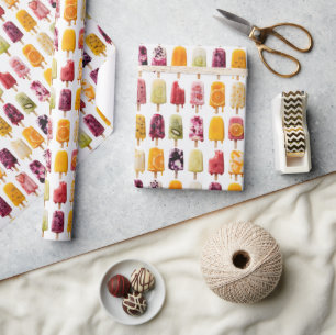 Gevarieerde bevroren fruitlolly's op wit cadeaupapier
