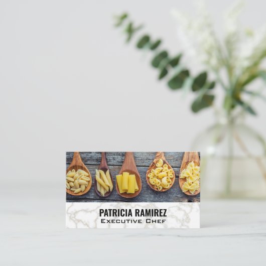 Gevarieerde pasta's op houten lepels | Marmer Visitekaartje (Staand voorkant)