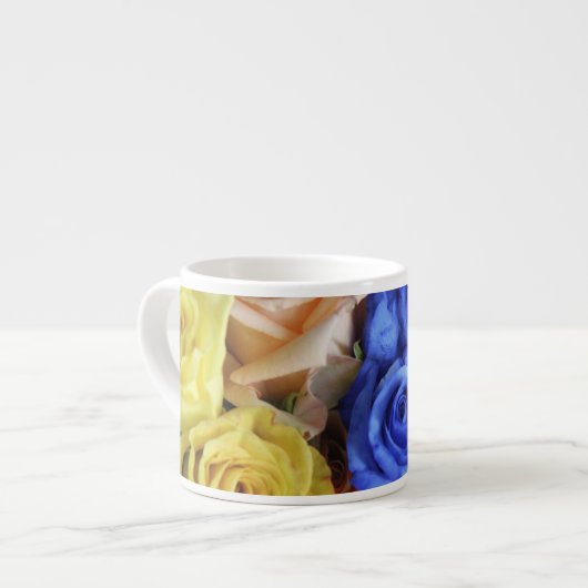 Gevarieerde verse rozenboeketten espresso kop (Links)
