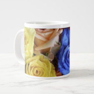 Gevarieerde verse rozenboeketten grote koffiekop