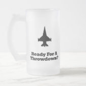 Gevechtsvliegtuig klaar voor een gooi naar beneden matglas bierpul (Links)