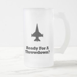 Gevechtsvliegtuig klaar voor een gooi naar beneden matglas bierpul