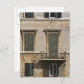 gevel van het gebouw met balkon en gesloten briefkaart (Voorkant / Achterkant)