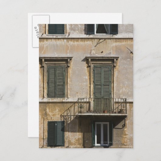 gevel van het gebouw met balkon en gesloten briefkaart (Voorkant / Achterkant)