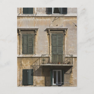 gevel van het gebouw met balkon en gesloten briefkaart