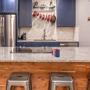 Geverfde kaleidoscoop met meerkleurige olie tweekleurige koffiemok