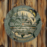 Gevist Amerikaanse vlag Aangepaste familienaam Est Dartbord<br><div class="desc">Rustieke bos groene Amerikaanse vlag en visserij dartbord met aangepaste familienaam en vastgestelde datum. Makkelijk om je eigen tekst toe te voegen. Dart board is een geweldig cadeau voor de visser in je leven. Groen en beige kleurenschema. Ideaal voor een mannen grot of speelkamer.</div>