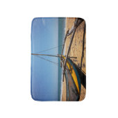 Gevist boot gesleept op strand badmat (Voorkant Verticaal)