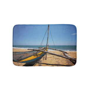 Gevist boot gesleept op strand badmat