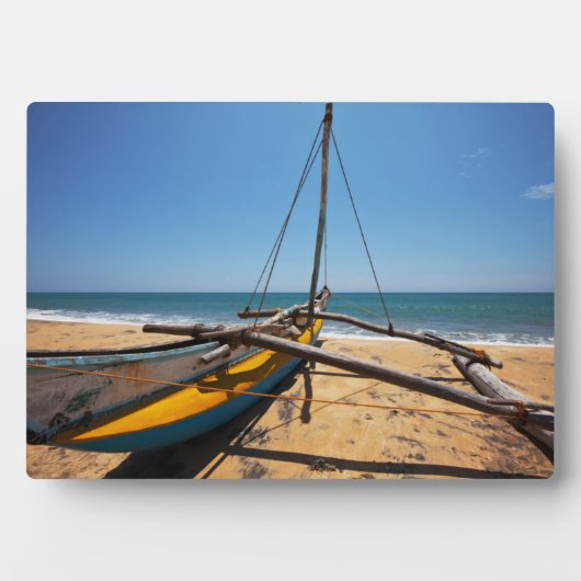 Gevist boot gesleept op strand fotoplaat (voorkant)