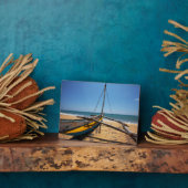 Gevist boot gesleept op strand fotoplaat (Zijkant)