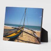 Gevist boot gesleept op strand fotoplaat (Zijkant)