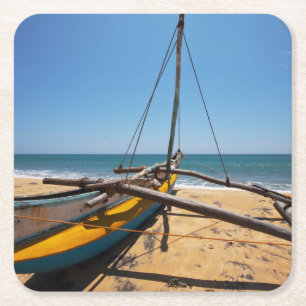 Gevist boot gesleept op strand kartonnen onderzetters