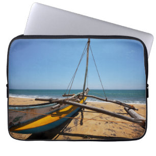 Gevist boot gesleept op strand laptop sleeve