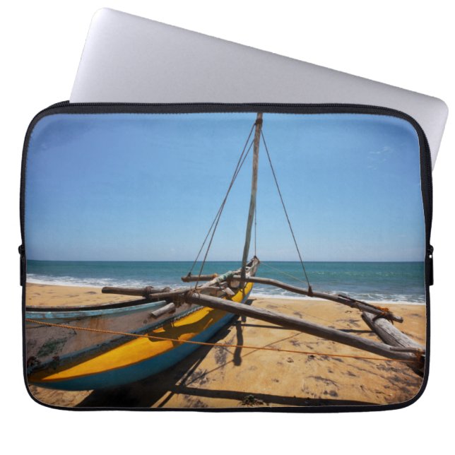 Gevist boot gesleept op strand laptop sleeve (Voorkant)