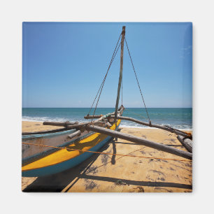 Gevist boot gesleept op strand magneet