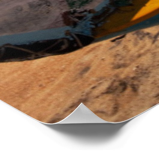 Gevist boot gesleept op strand poster (Hoek)