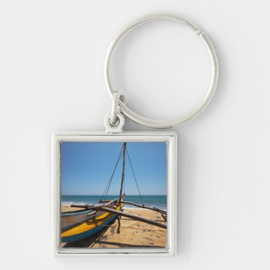 Gevist boot gesleept op strand sleutelhanger (Voorkant)