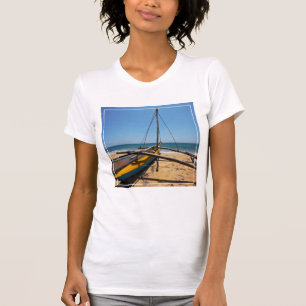 Gevist boot gesleept op strand t-shirt
