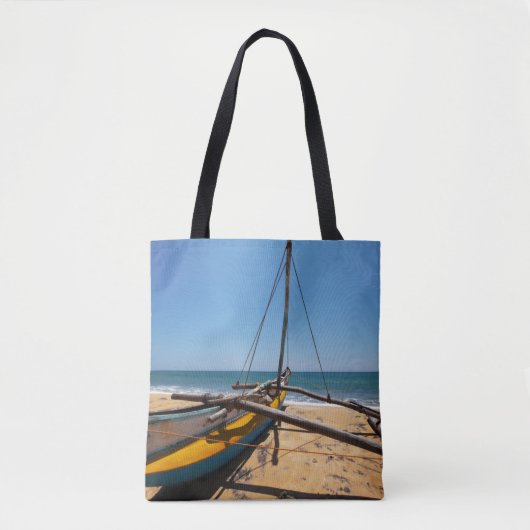 Gevist boot gesleept op strand tote bag (Voorkant)