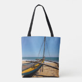 Gevist boot gesleept op strand tote bag (Achterkant)
