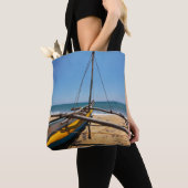 Gevist boot gesleept op strand tote bag (Dichtbij)