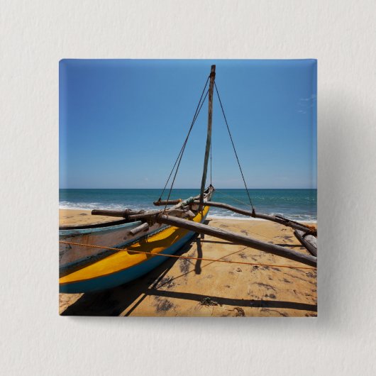 Gevist boot gesleept op strand vierkante button 5,1 cm (Voorkant)