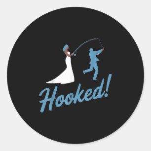 Gevist bruidegom verslaafd grappig huwelijkscadeau ronde sticker