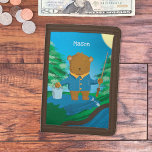 Gevist Bruin Beer Kind Portemonnee met Naam<br><div class="desc">Deze schattige kinderen portemonnee met een visbruin beer zal een leuke kous stuffer maken tijdens het vakantieseizoen. Het is ook een geweldig cadeau voor een verjaardag. Personaliseer het met de naam van het kind met behulp van de meegeleverde sjabloon. © ArianeC Illustraties-Alle rechten voorbehouden</div>