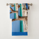 Gevist netten die op het strand drogen bad handdoek (Insitu)