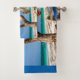 Gevist netten die op het strand drogen bad handdoek