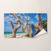 Gevist netten die op het strand drogen bad handdoek (Handdoek)