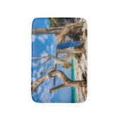 Gevist netten die op het strand drogen badmat (Voorkant Verticaal)