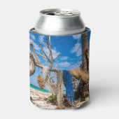 Gevist netten die op het strand drogen blikjeskoeler (Blikje Voorkant)