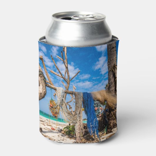 Gevist netten die op het strand drogen blikjeskoeler (Blikje Voorkant)