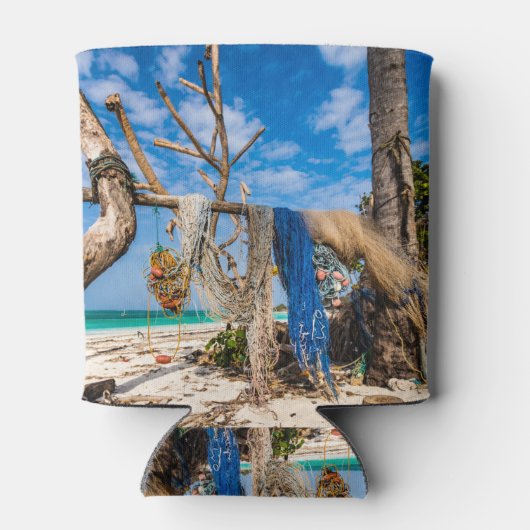 Gevist netten die op het strand drogen blikjeskoeler (Achterkant)