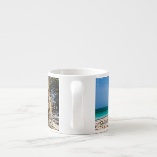 Gevist netten die op het strand drogen espresso kop (Achterkant)