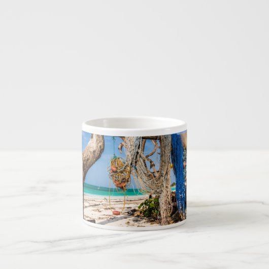 Gevist netten die op het strand drogen espresso kop (Voorkant)