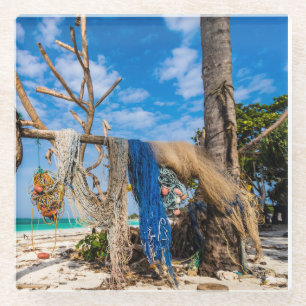 Gevist netten die op het strand drogen glazen onderzetter