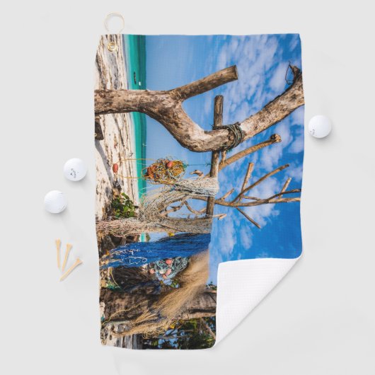 Gevist netten die op het strand drogen golfhanddoek (Insitu)