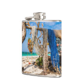 Gevist netten die op het strand drogen heupfles (Links)