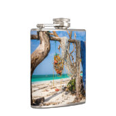 Gevist netten die op het strand drogen heupfles (Rechts)