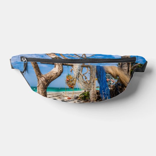 Gevist netten die op het strand drogen heuptasje (Liggend)