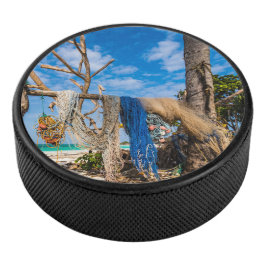 Gevist netten die op het strand drogen hockey puck